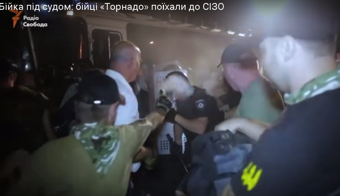 donbac bezpeka polivaet nacgvardeyca gazom pod sudom