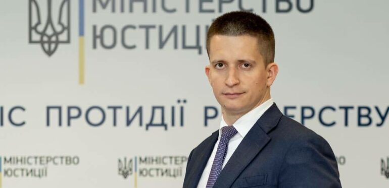 Кто он «руководитель Офиса противодействию рейдерства Минюста Виктор Дубовик что изображает из себя патриота Украины – в подполье у «бандеровцев»… его отец ожидает должности на оккупированной территории Украины или в российской федерации …при этом не способствовал Виктор Дубовик оккупантам в зверствах в Буче?